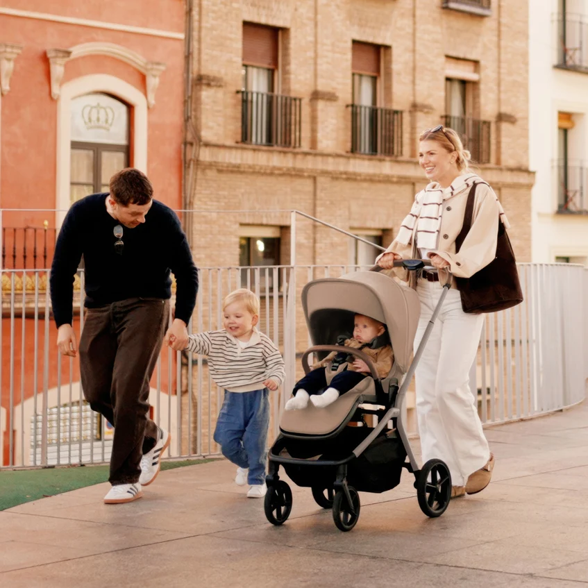 Breez-Stroller-Champagne-Lifestyle-Carousel
