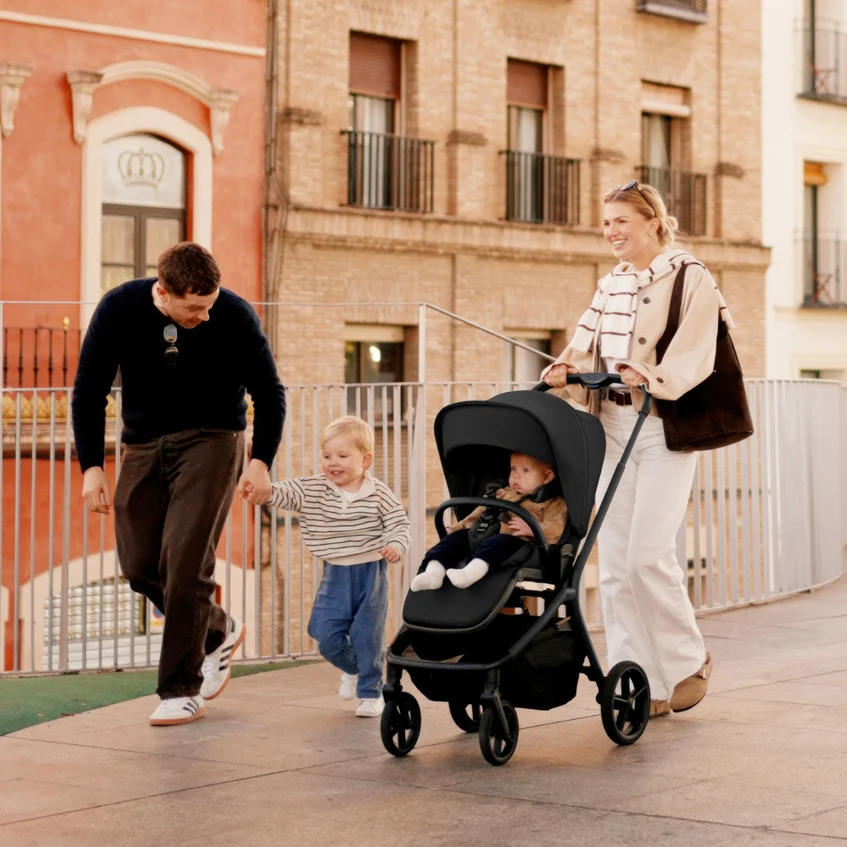 Breez-Stroller-Onyx-Lifestyle-Carousel